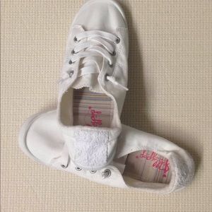 Tennis shoes with crotchet on back! New